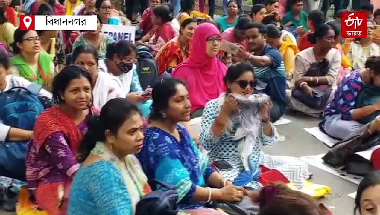 এসএসসি অফিসের সামনে চলছে অবস্থান, বিকাশ ভবনে চেয়ারম্যানের সঙ্গে বৈঠকে চাকরিহারা শিক্ষকরা
