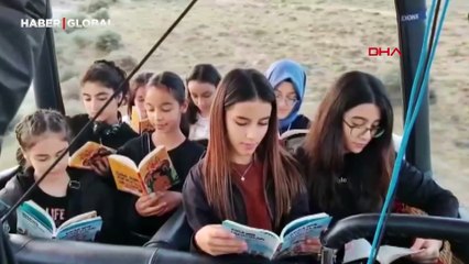 Kapadokya'da öğrenciler, sıcak hava balonunda kitap okudu