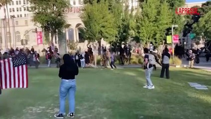 Los Angeles, polizia a cavallo carica i manifestanti