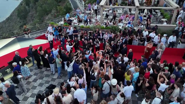 Sfilata di stelle sul red carpet a Taormina: Zingaretti, Roberto Lipari, Rossella Brescia e Clara