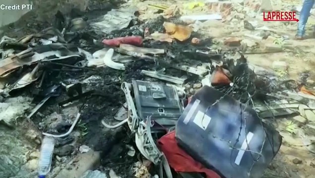 India, aereo precipitato tra le case: le immagini dal luogo dello schianto
