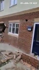 Adolescente rouba caminhão e destrói seis casas em acidente