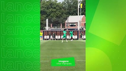 Estêvão aquece antes de treino do Palmeiras