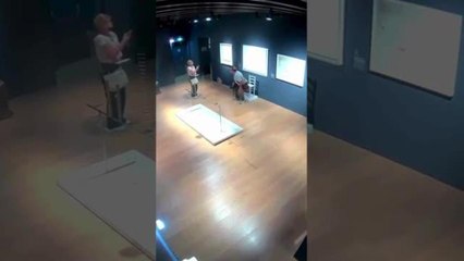 Verona, turista si siede su una sedia tempestata di Swarovski esposta al museo e la rompe: il video