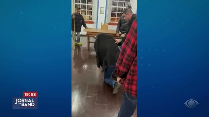 Vereadores trocam socos após discussão em Câmara no interior de SP