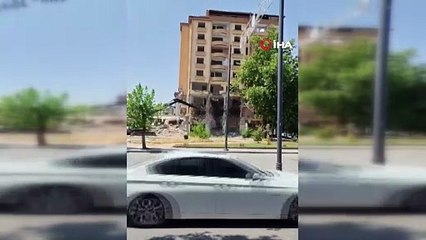 Gaziantep’te ağır hasarlı bina kontrollü şekilde yıkıldı