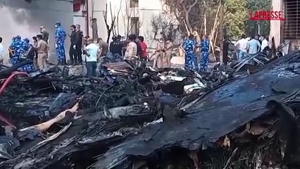 Aereo precipitato in India, resti del velivolo ed edifici bruciati ad Ahmedabad