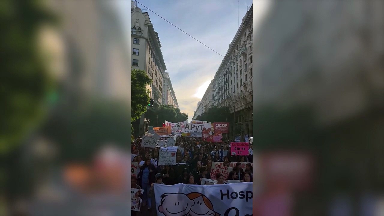 Trabajadores y trabajadoras del hospital Garrahan se movilizaron hasta la Plaza de Mayo