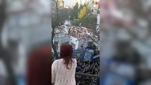 Familias, organizaciones políticas, sociales y sindicales se acercan hasta el barrio de Constitución en defensa de la expresidenta