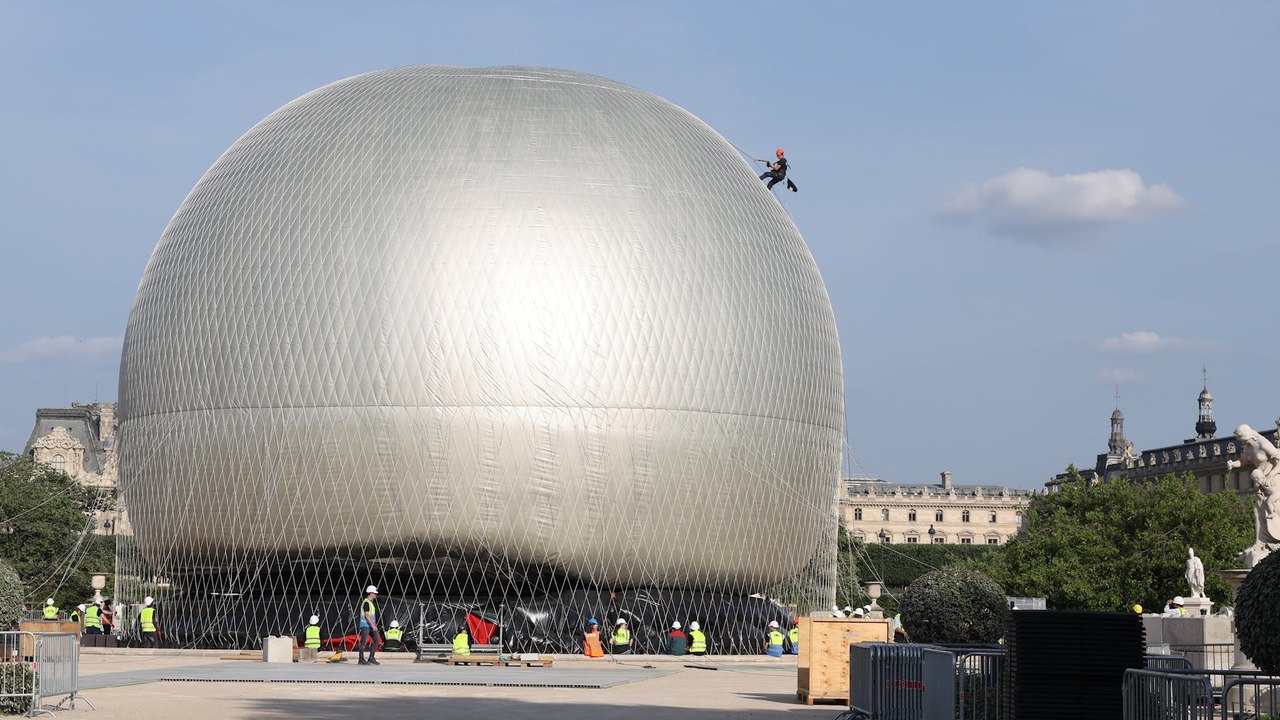 Direct - La vasque de retour aux Tuileries, suivez la visite de Macron sur le chantier