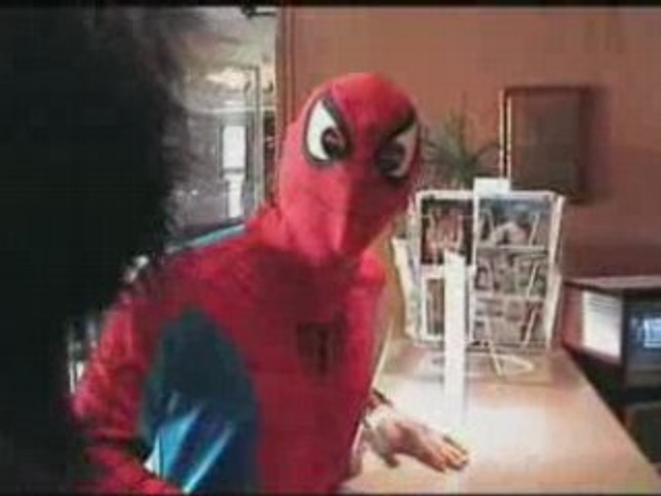 Spideramn et gorille.mpg TEASER