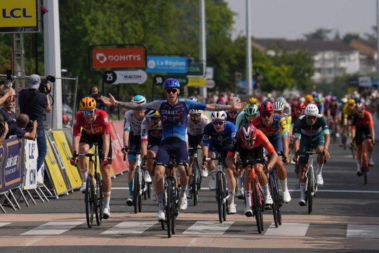 Stewart niega el doblete a Milan y Evenepoel llega de amarillo a los Alpes