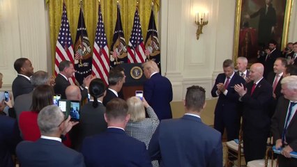 Trumps signs resolutions barring California's electric vehicle rules