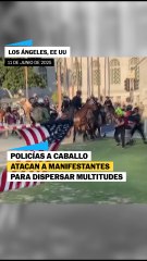 no Policía montada carga contra manifestantes