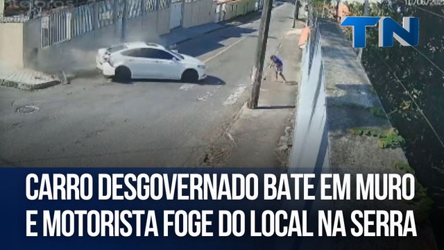 Carro desgovernado bate em muro e motorista foge do local na Serra