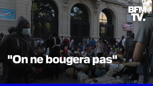 Des centaines de familles sans-abris s'installent devant la mairie du 11e arrondissement à Paris pour demander un hébergement