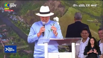 Lula entrega rosa para Janja e brinca: ‘To sem dinheiro’