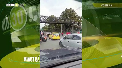 Disturbios por encapuchados de la Universidad Nacional tienen cerrada la calle Barranquilla