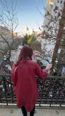 Cristina sale a saluda al balcón de su departamento en Constitución