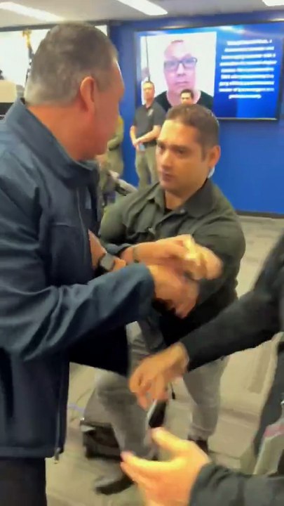 Senador Alex Padilla es sometido por agentes en plena rueda de prensa migratoria en California.