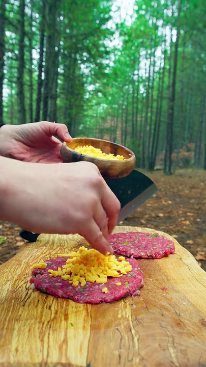 🍔🔥 Watch as I prepare a mouthwatering stuffed burger deep in the woods – no talking, just the raw sounds of sizzling meat and nature all around 🌲🎧