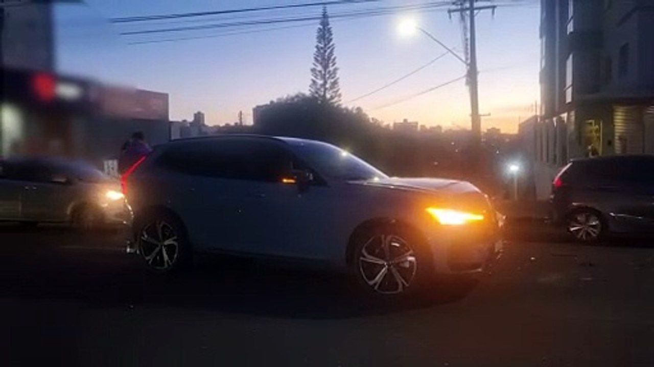 Batida entre Volvo XC60 e Fiesta assusta, mas não deixa feridos no Centro de Cascavel