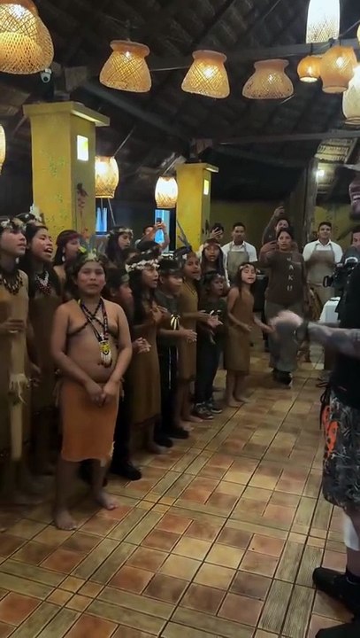 Farruko en Canaima canta con niños de la comunidad Pemón