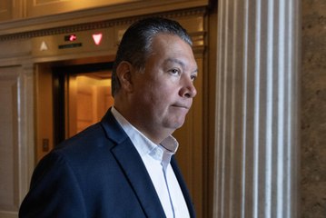 El senador Alex Padilla es expulsado de una rueda de prensa