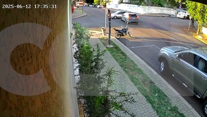 Fiesta roda na pista após bater contra Volvo na Rua Salgado Filho