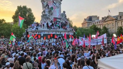 "Rima, Paris est avec toi !" : des milliers de personnes se rassemblent sur la place de la République à Paris pour accueillir Rima Hassan.