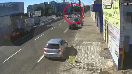 Batida que deixou motociclista com traumatismo craniano é flagrada por câmera; veja o vídeo