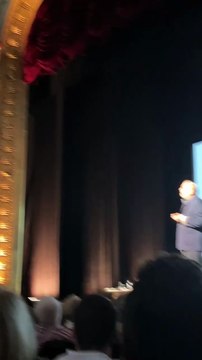 Le Collectif Némésis est intervenu hier soir en pleine représentation théâtrale d'Éric Dupont-Moretti, pour lui demander des compte sur son action de Ministre de la Justice