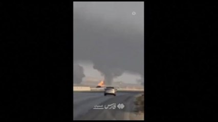 Fumo e fiamme si alzano dalla centra nucleare di Netanz