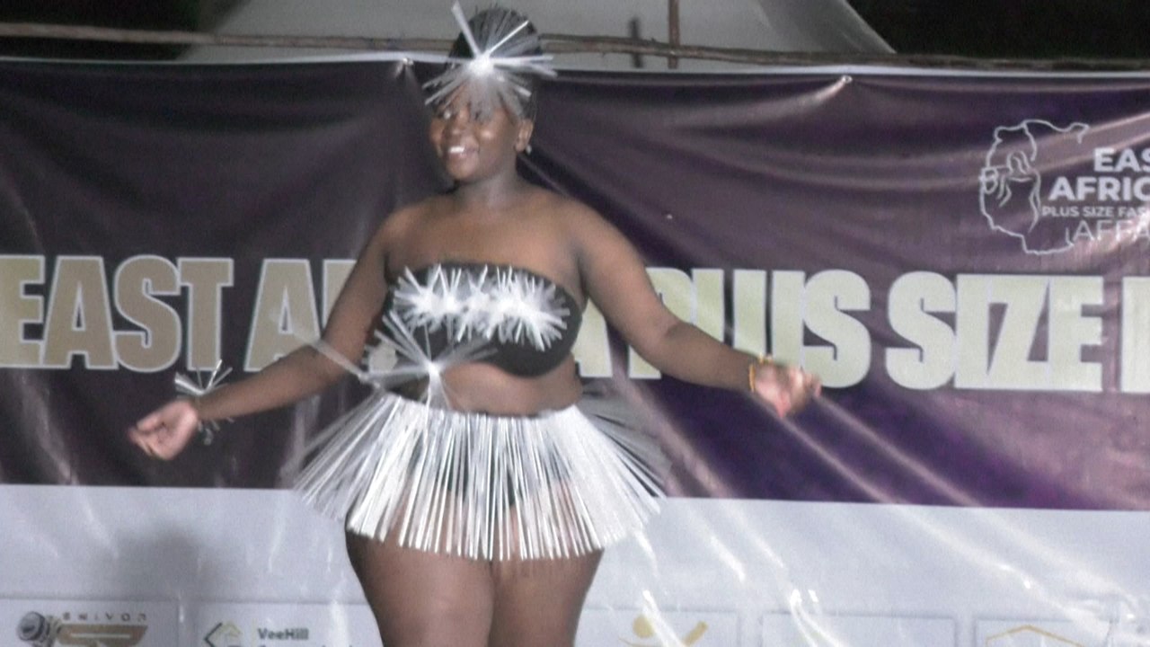Au Kenya, un défilé de mode met à l'honneur les modèles "grandes tailles"