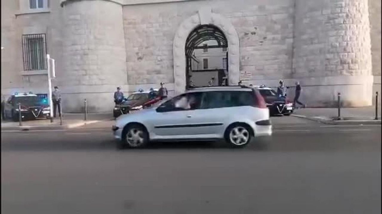 Bari, le pattuglie della polizia per il saluto al brigadiere ucciso