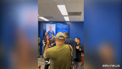 Migranti Usa, senatore Dem ammanettato durante incontro con Noem