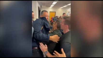 Migranti Usa, senatore Dem ammanettato durante incontro con Noem