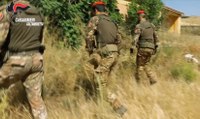 Niscemi (CL) - Aarmi clandestine tra le balle di fieno: arrestati due allevatori (13.06.25)
