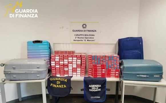 Contrabbando di sigarette, scacco ai trafficanti all'aeroporto di Bologna (13.06.25)