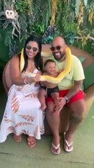 Bebê morde cobra durante sessão de fotos