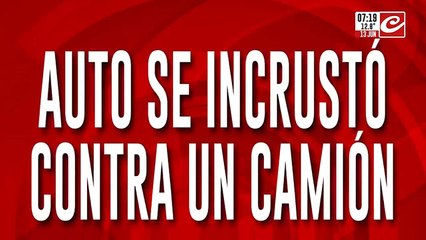 Manejaba distraída y terminó incrustada debajo de un camión