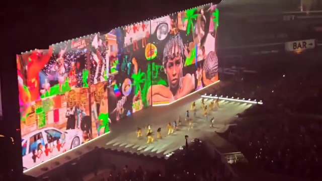 Kendrick Lamar performs not like us in Toronto beefing Drake