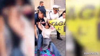 Ultima Generazione con le forbici davanti Senato: Meloni tagli l'Iva?