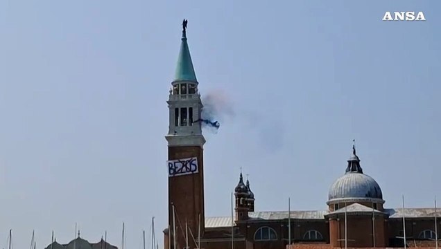 Proteste a Venezia contro il matrimonio di Jeff Bezos: «La città non è in vendita»