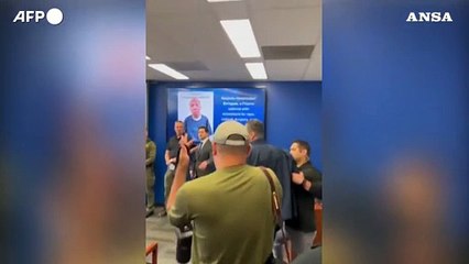 Usa, senatore dem allontanato con forza dalla conferenza della ministra Noem