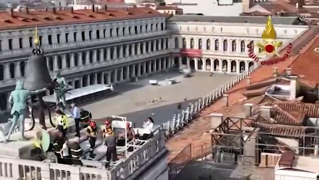 Venezia, la spettacolare esercitazione dei vigili del fuoco sulla Torre dell'Orologio