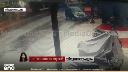 തിരുവനന്തപുരം പൂവ്വച്ചലിൽ മദ്യലഹരിയിൽ യുവാക്കൾ  ഓടിച്ച കാർ സ്കൂട്ടറിൽ ഇടിച്ച് യുവതിക്ക് പരിക്ക്