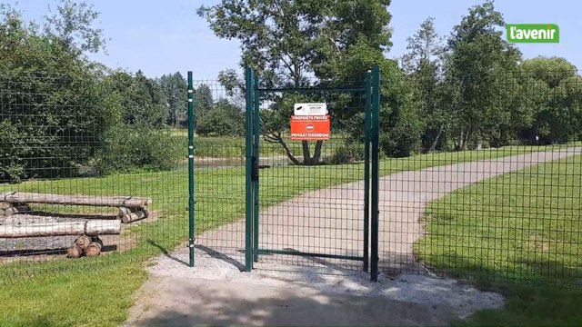 Un sentier de Grande Randonnée entravé par une barrière à Melreux