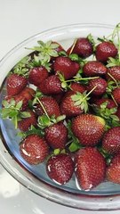 🍓 شو أكتر وصفة بتحبوها بالفراولة؟ شاركونا!