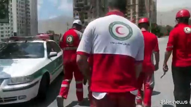 Iran, i soccorsi dopo l'attacco di Israele in un quartiere di Teheran